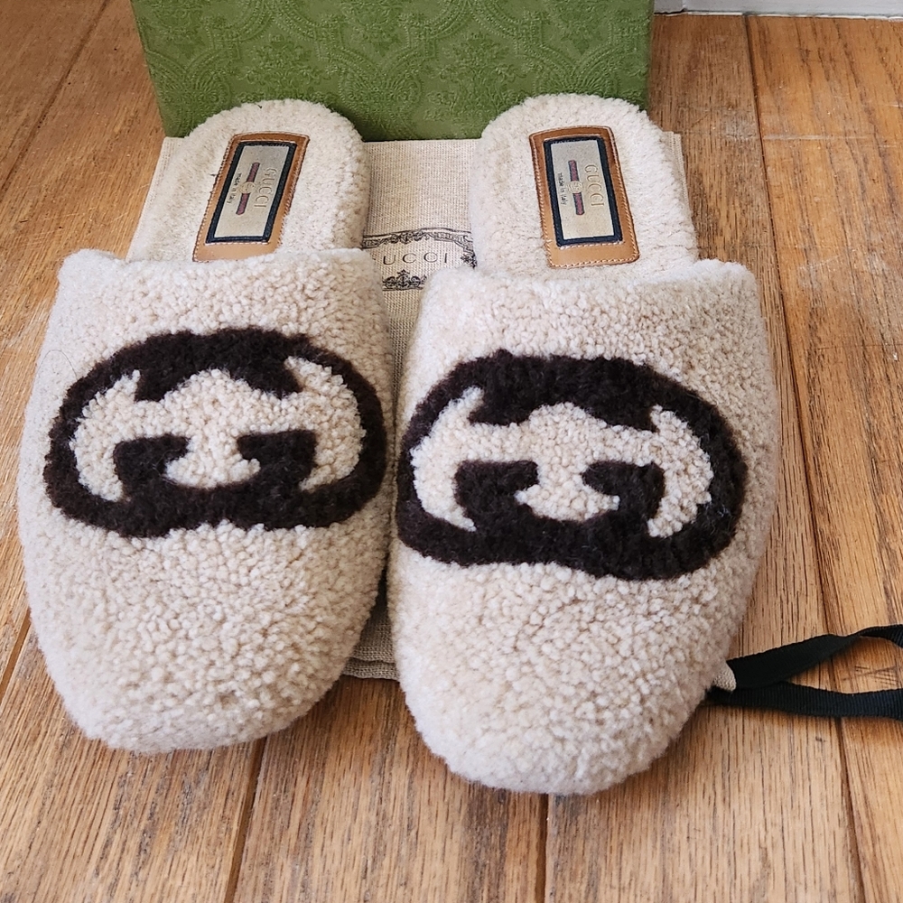 Gucci Shearling Logo Slippers in Cream and Dark Brown - Picture 8 of 8